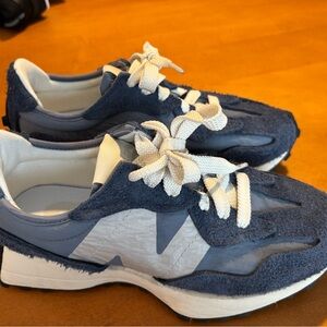 New Balance 327 women in blue . Size 8